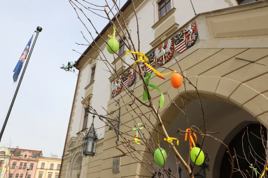 Centrum Olomouce zdobí obří kraslice. Velikonoce komplikuje pandemie