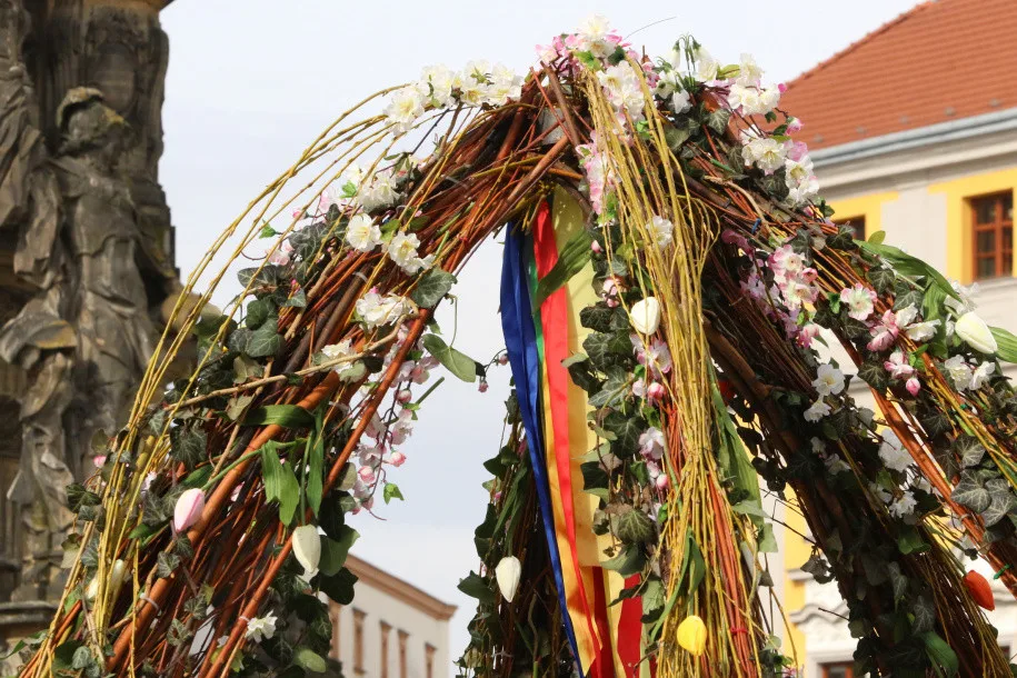 Centrum Olomouce zdobí obří kraslice. Velikonoce komplikuje pandemie