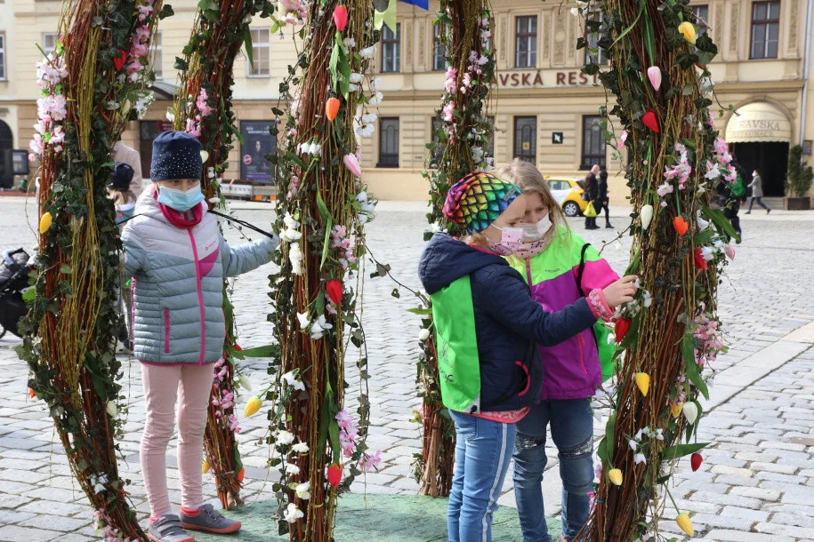 Centrum Olomouce zdobí obří kraslice. Velikonoce komplikuje pandemie