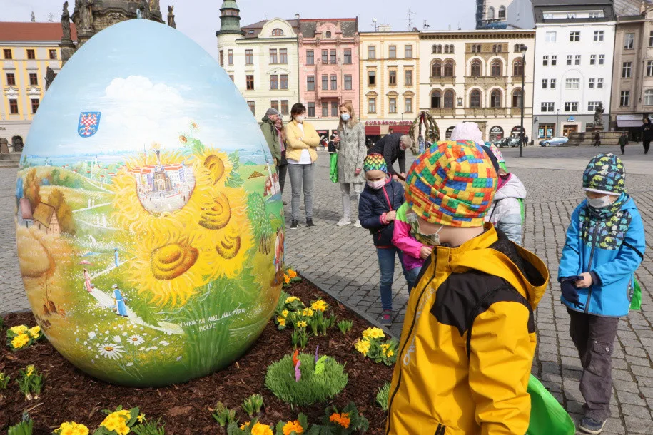 Centrum Olomouce zdobí obří kraslice. Velikonoce komplikuje pandemie