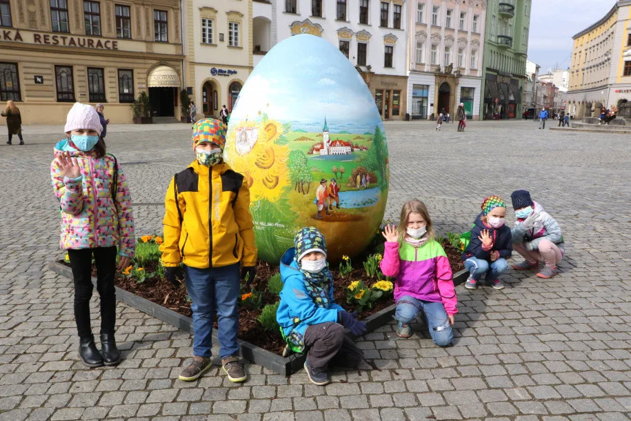 Centrum Olomouce zdobí obří kraslice. Velikonoce komplikuje pandemie