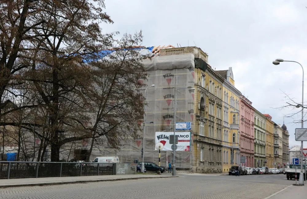 Zbourání nárožní věže na historickém domě v Olomouci vzbudilo kritiku