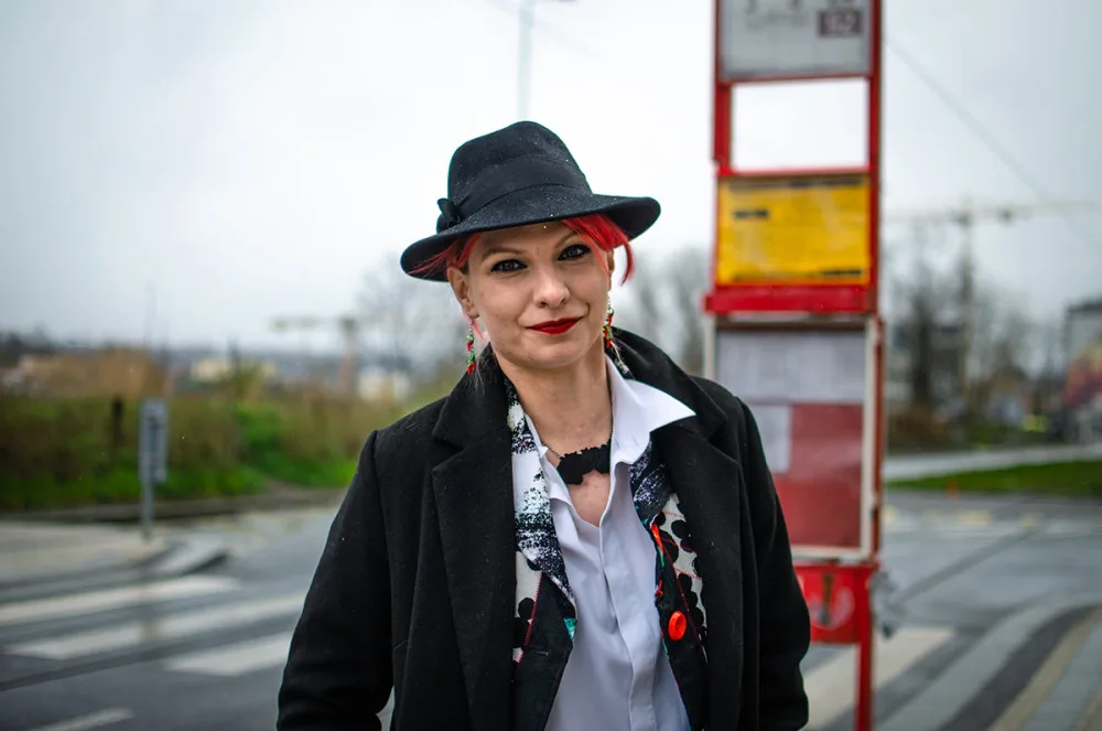 Karolína se narodila ve Šternberku. Dnes řídí tramvaje v Praze a je z ní celebrita mezi tramvajáky
