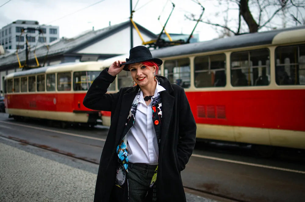 Karolína se narodila ve Šternberku. Dnes řídí tramvaje v Praze a je z ní celebrita mezi tramvajáky
