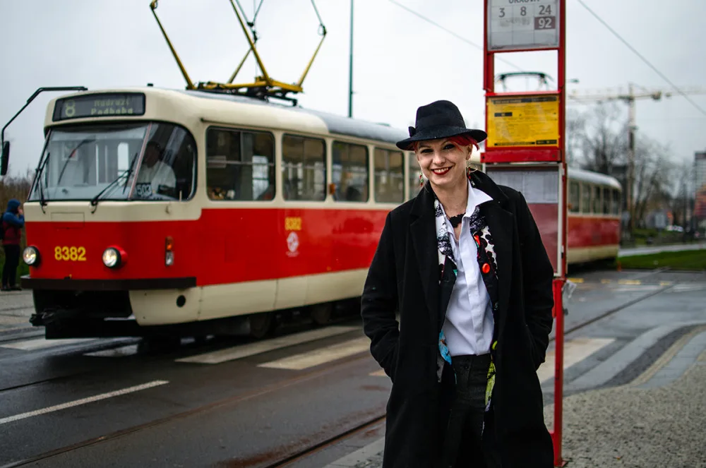 Karolína se narodila ve Šternberku. Dnes řídí tramvaje v Praze a je z ní celebrita mezi tramvajáky