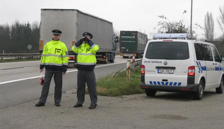 Celníci našli v dodávce na dálnici motocykly ukradené v Rakousku