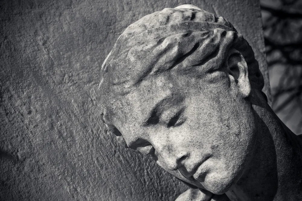 statue-3125159_1280