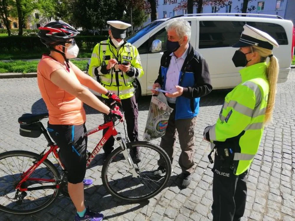 Cyklista bez přilby je devatenáctkrát blíž smrti. Policisté preventivně zastavovali cyklisty