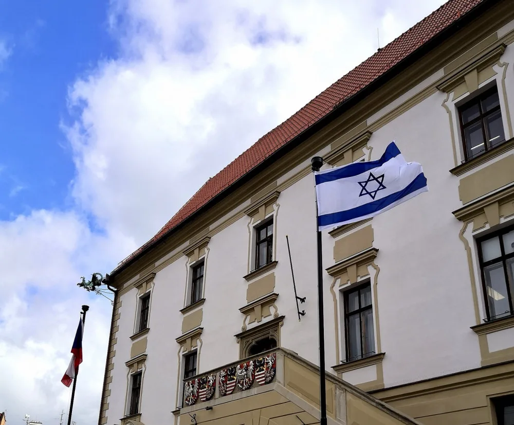 Olomoucká radnice vyvěsila v centru města na podporu Izraele jeho vlajku