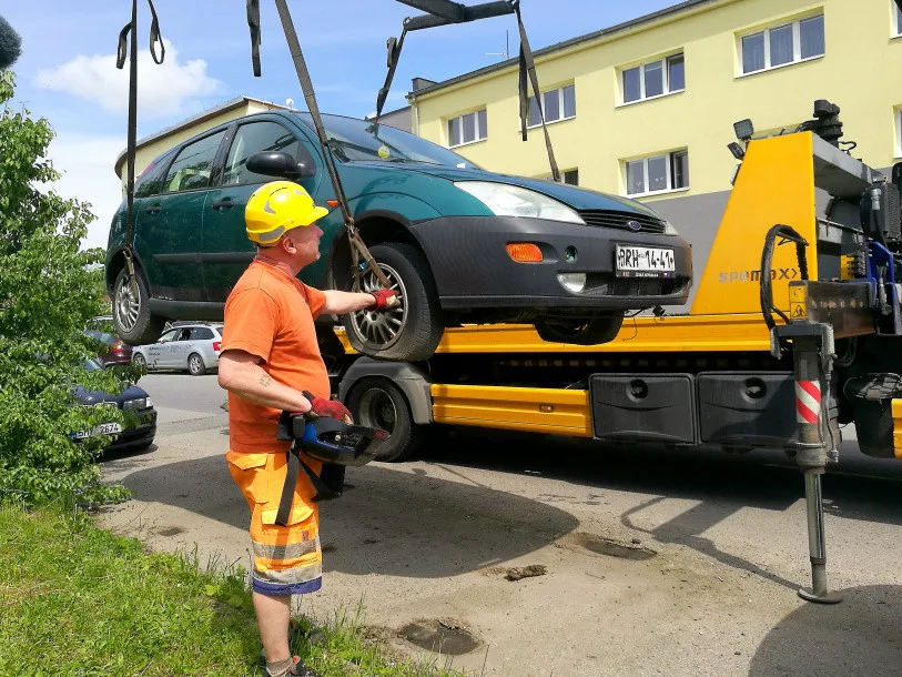 Olomouc a Prostějov vyhlásily válku autovrakům. Z ulici jich zmizely desítky / Michal Folta