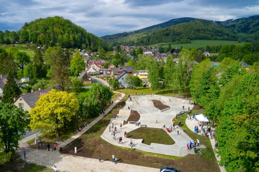 Jeseník má nový skatepark. Kombinuje streetový park s moderní BMX dráhou