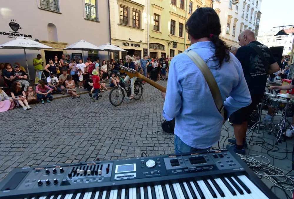 Olomouce rozezpívala na pouličním festivalu až stovka hudebníků
