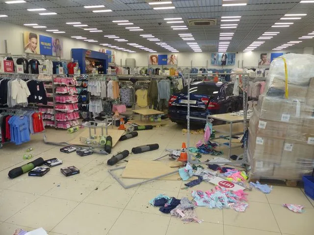 Policie hledá svědky nehody, při které seniorka vjela s autem do prodejny