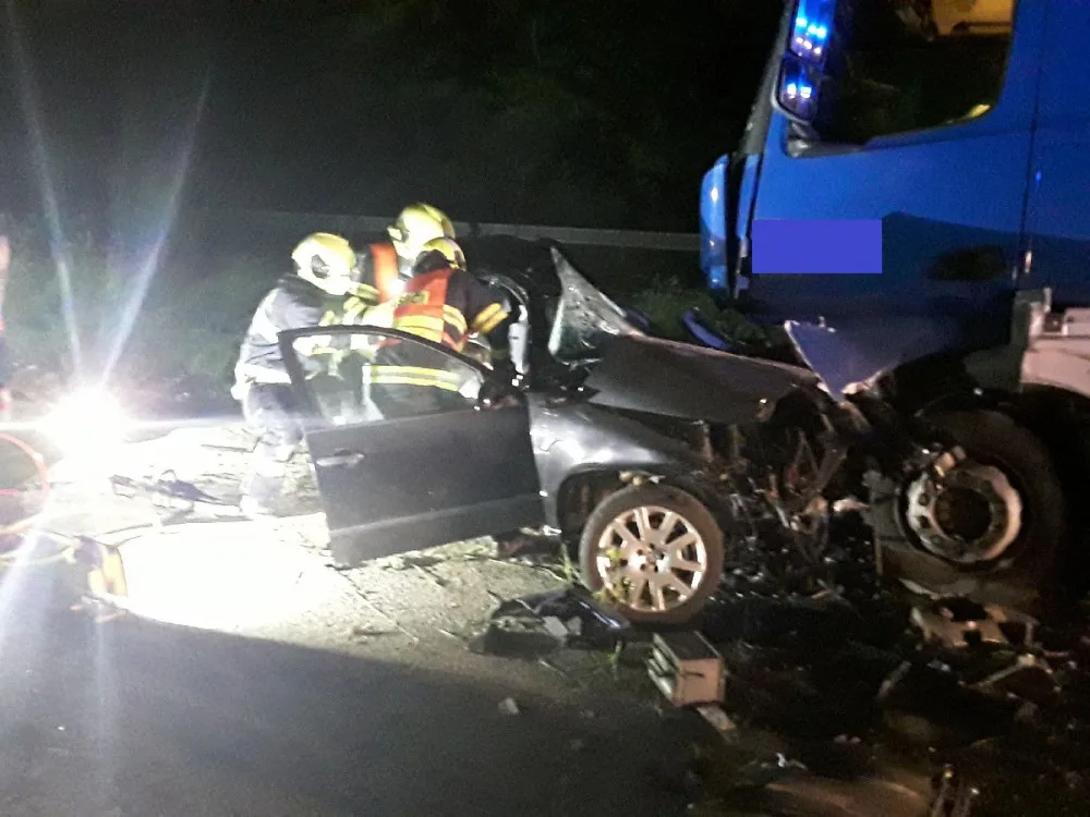 Po nehodě kamionu a auta u Lipiny jsou dva mladíci v kritickém stavu. Osmnáctiletý řidič zemřel