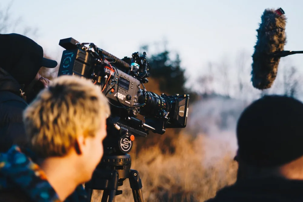 Mladí filmaři z FAMU natáčí originální snímek s Judit Bárdos. Kvůli koronaviru shání finance na dotočení