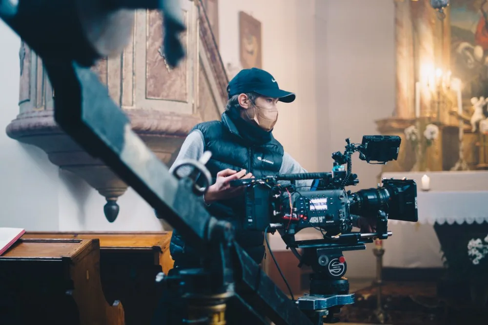 Mladí filmaři z FAMU natáčí originální snímek s Judit Bárdos. Kvůli koronaviru shání finance na dotočení