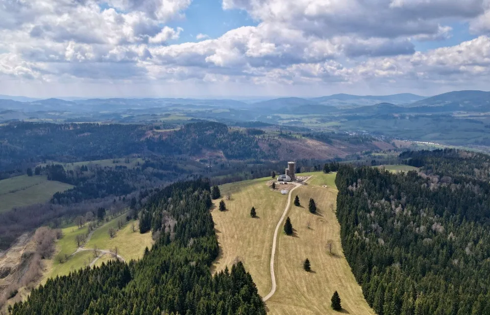 Jeseníky v létě nabídnou nové atrakce. Na Paprsku se otevře Dalimilova rozhledna