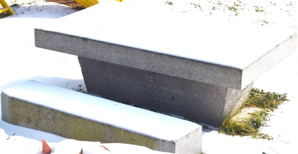 Členové spolku Hanácký Jeruzalém na Plumlově objevili vzácný náhrobek ze zrušeného židovského hřbitova