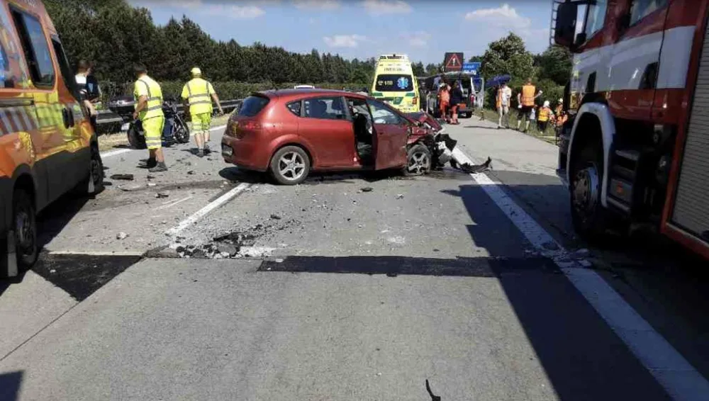 Na D35 u Olomouce kvůli vedru popraskala vozovka. Havarovalo pět aut, je deset zraněných. Dálnice je zavřená v obou směrech