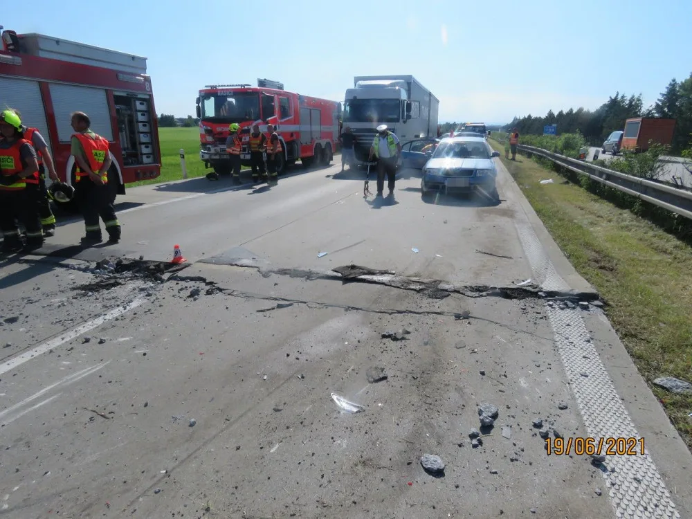 Na D35 u Olomouce kvůli vedru popraskala vozovka. Havarovalo pět aut. Dálnice bude zavřená v obou směrech několik dní