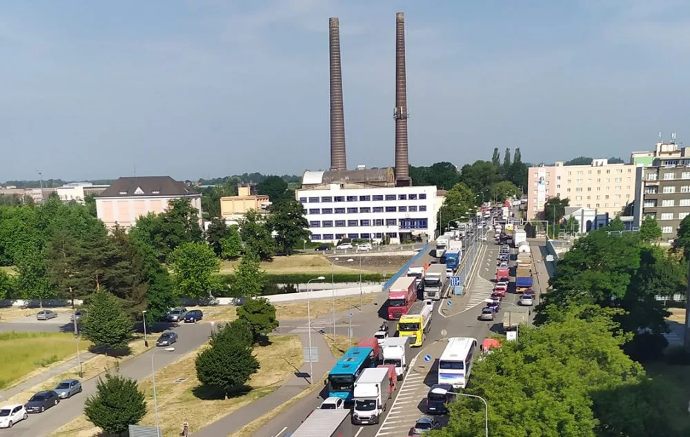 Uzavřená D35 způsobuje kilometrové kolony. Doprava kolabuje i v Přerově
