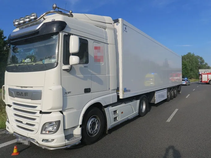 Motorkář zemřel poté, co narazil do kamionu. Ten se otáčel na dvojité plné čáře u zavřené dálnice D35