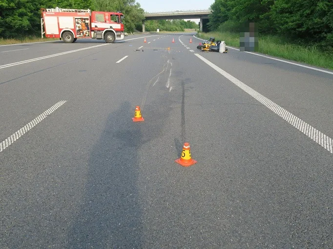 Motorkář zemřel poté, co narazil do kamionu. Ten se otáčel na dvojité plné čáře u zavřené dálnice D35