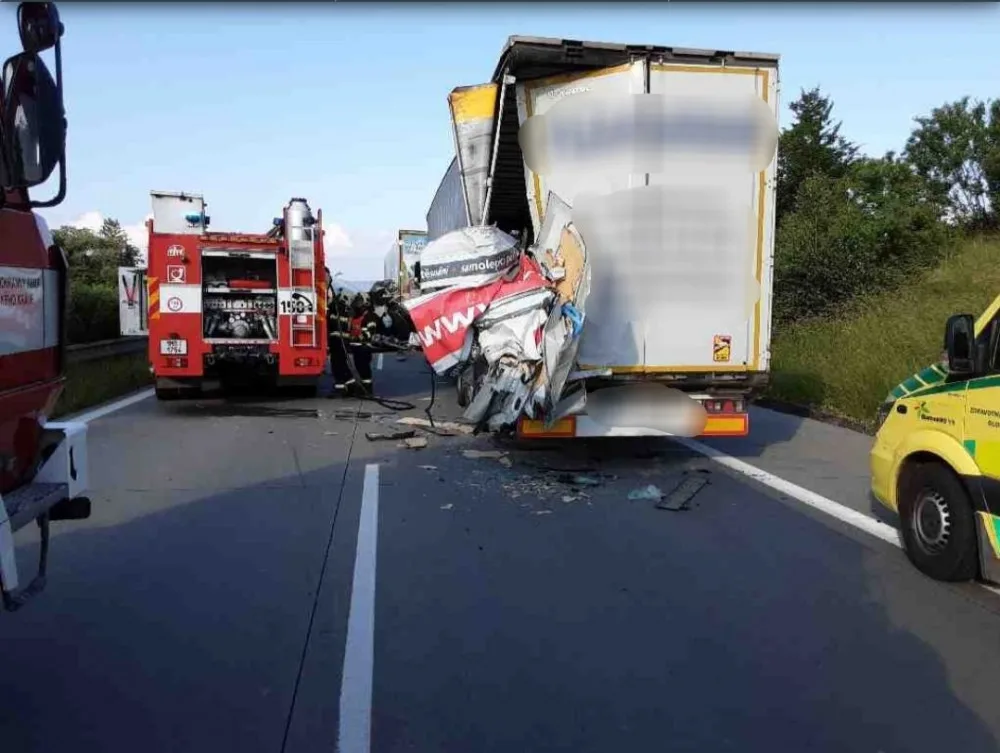 D35 u Přáslavic je uzavřena kvůli další nehodě. Havarovaly dodávka a dvě auta