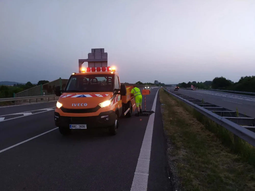 Silničáři v obou směrech obnovili provoz na opravené dálnici D35