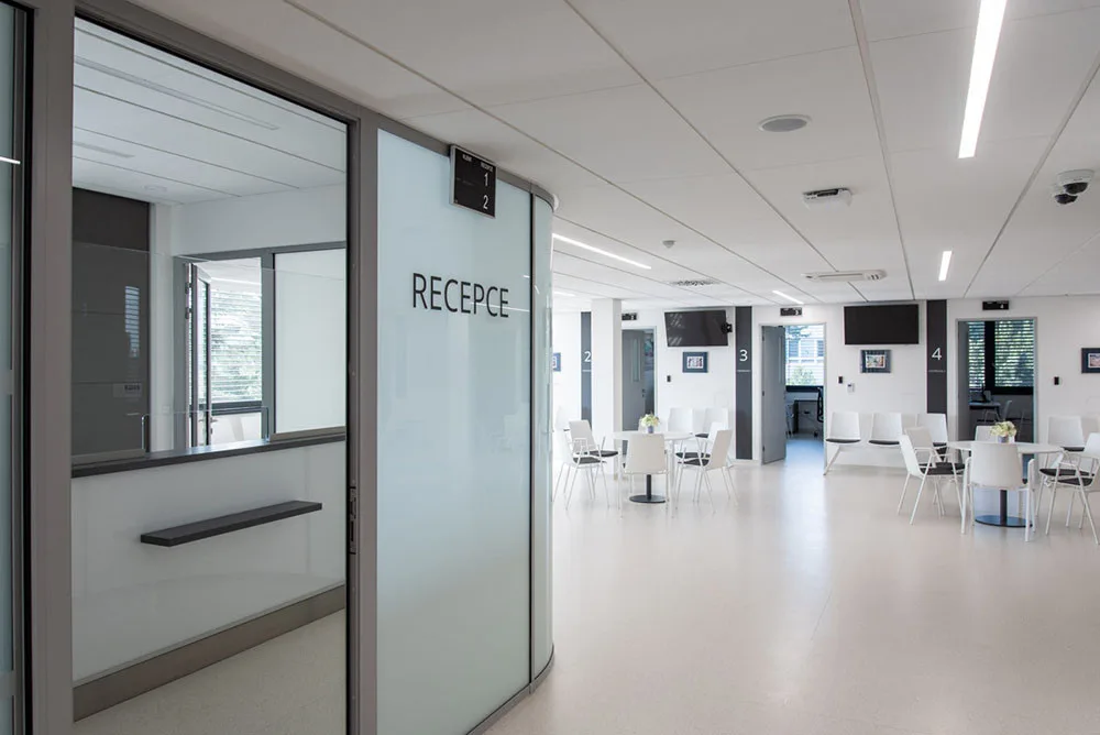 Interiér nového ambulantního pavilonu Hemato-onkologické kliniky Fakultní nemocnice Olomouc.