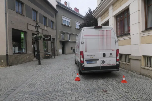 Řidič dodávky při couvání přejel seniora na invalidním vozíku. Muž skončil v nemocnici