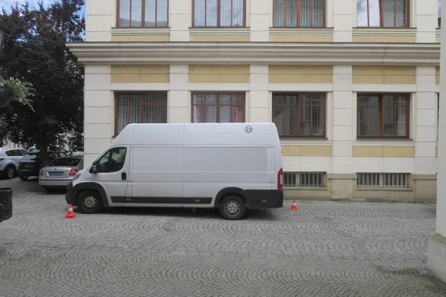 Řidič dodávky při couvání přejel seniora na invalidním vozíku. Muž skončil v nemocnici
