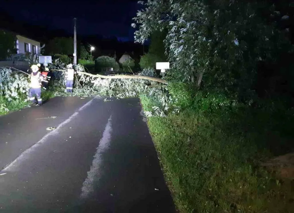 Krajem se v noci přehnaly silné bouřky. Zastavily vlaky, auta, voda ohrožovala domy
