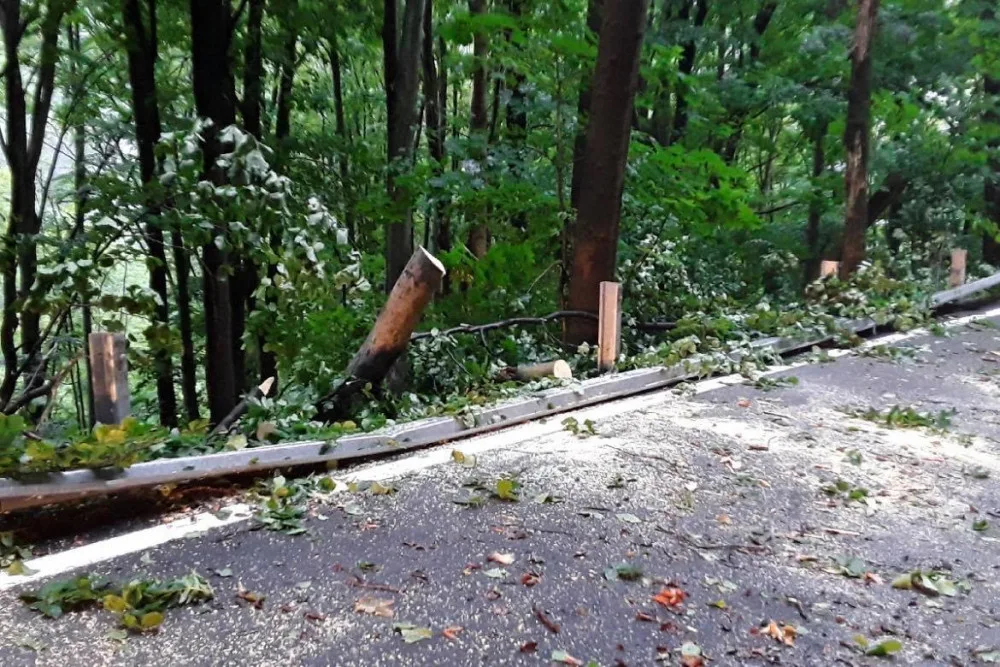 Krajem se v noci přehnaly silné bouřky. Zastavily vlaky, auta, voda ohrožovala domy