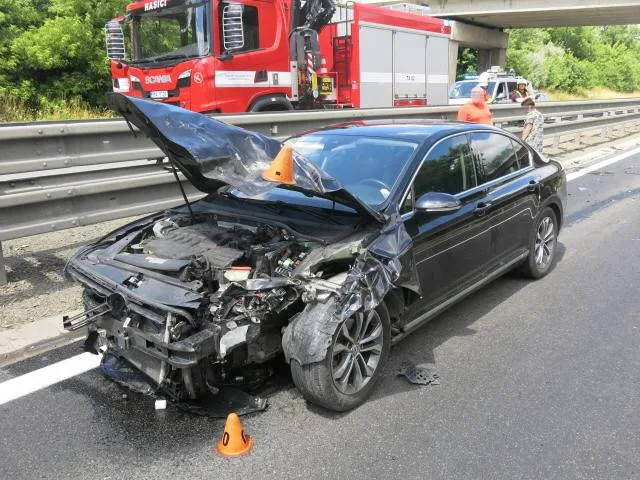 Nákladnímu autu uletělo na D46 za jízdy kolo a zdemolovalo auto.