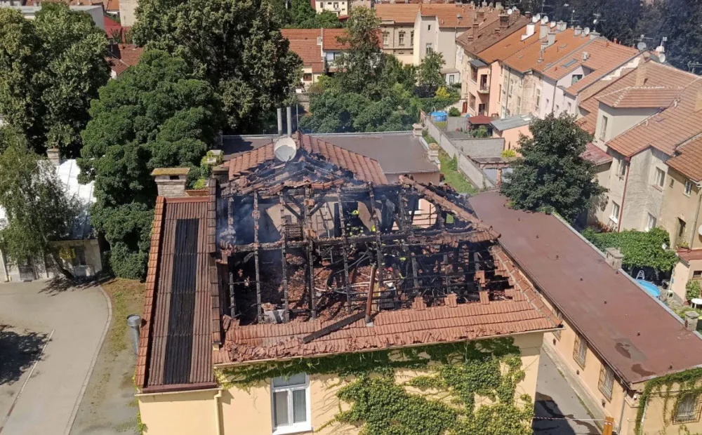Požár zachvátil budovu v Prostějově, zničil krovní část a patro.