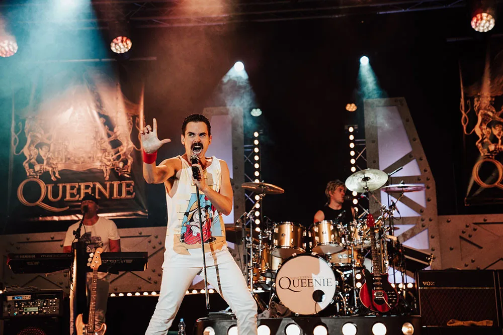Frontman skupiny Queenie Michael Kluch při loňském koncertu v Olomouci
