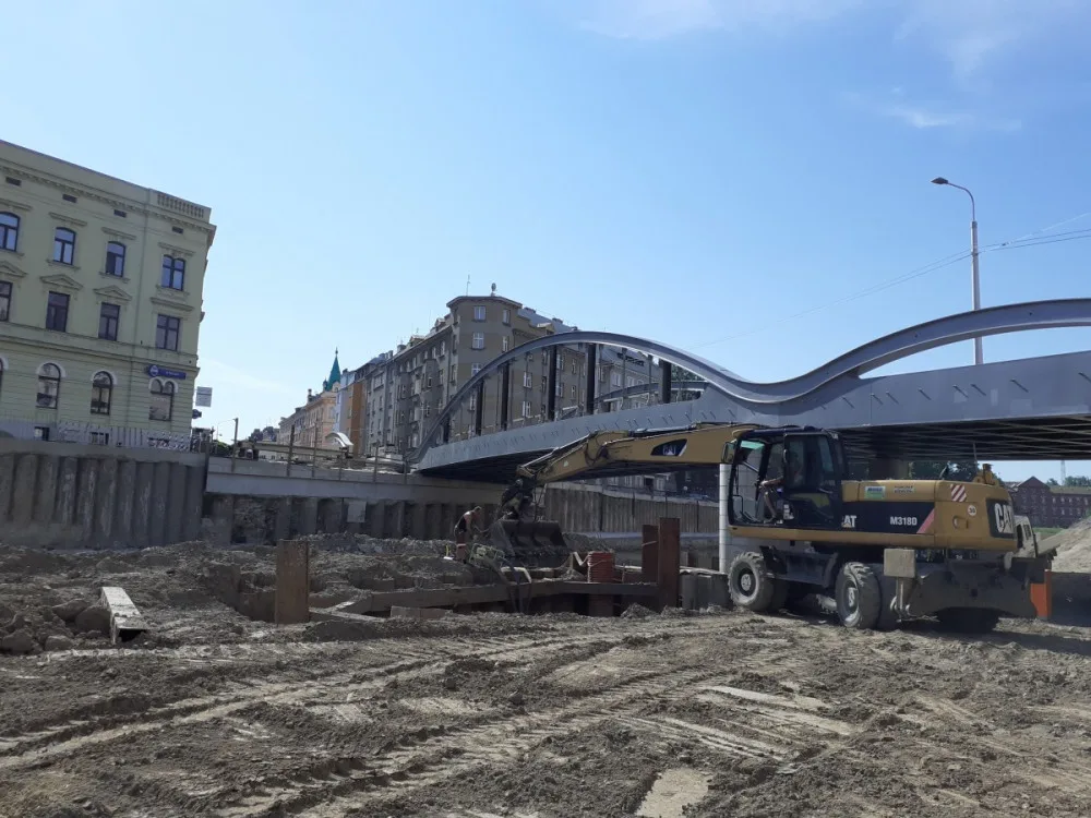 Druhou polovinu nového mostu v Olomouci stavbaři nasunou na podzim.