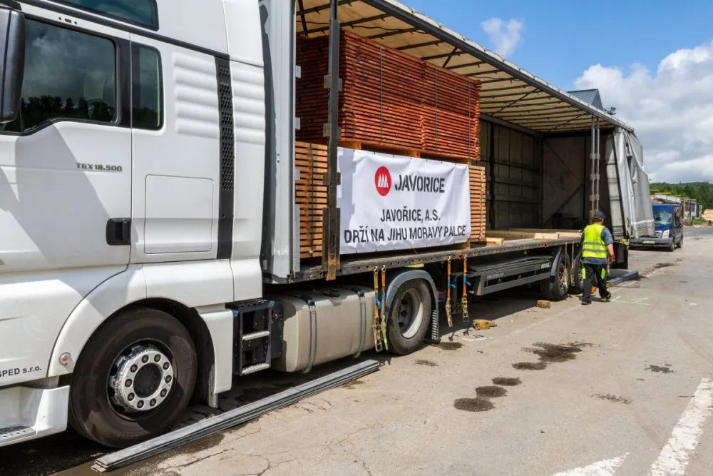 Firma z Prostějovska vyslala do obcí zasažených tornádem tři kamiony plné řeziva