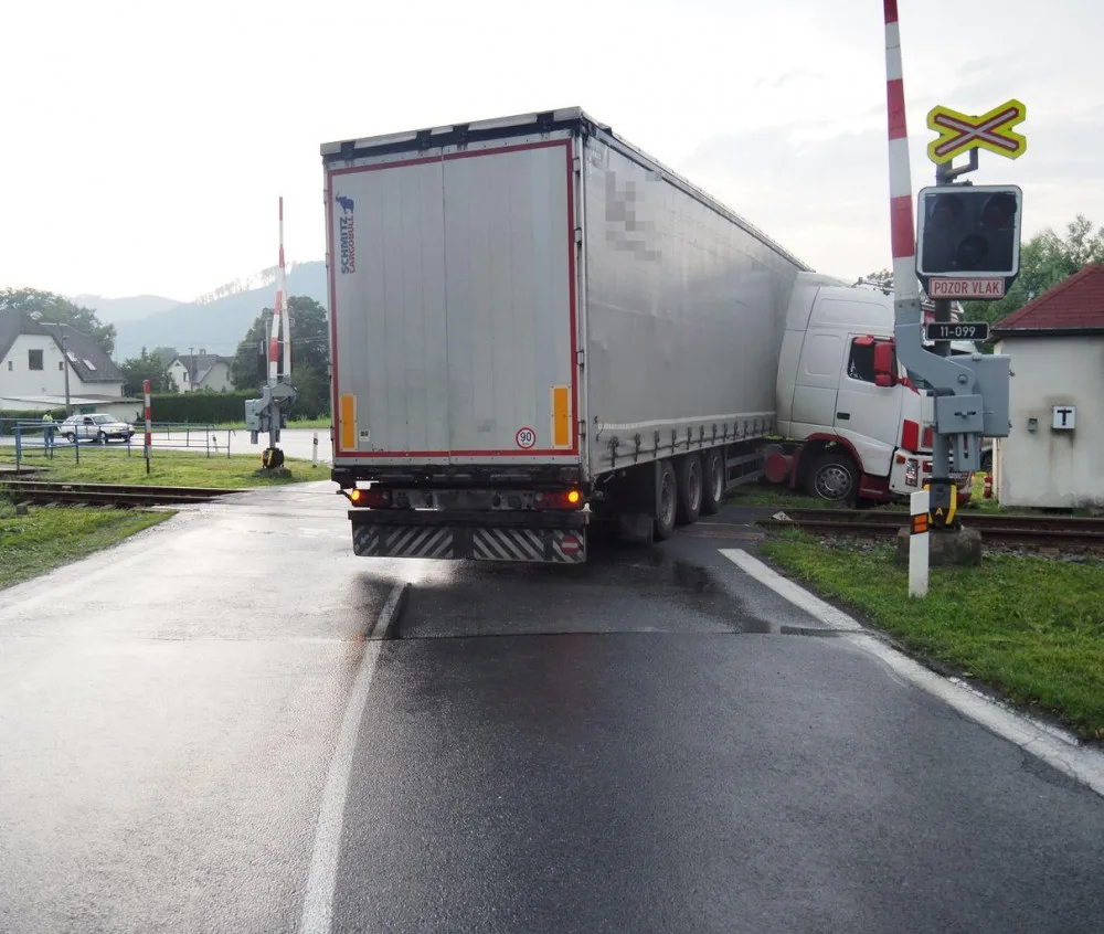 Železniční přejezd v Petrově nad Desnou zablokoval kamion. Řidič dostal smyk na mokré silnici.