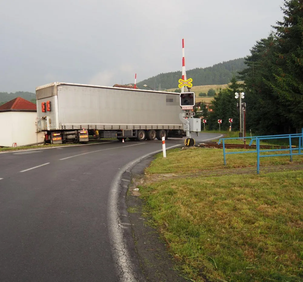 Železniční přejezd v Petrově nad Desnou zablokoval kamion. Řidič dostal smyk na mokré silnici