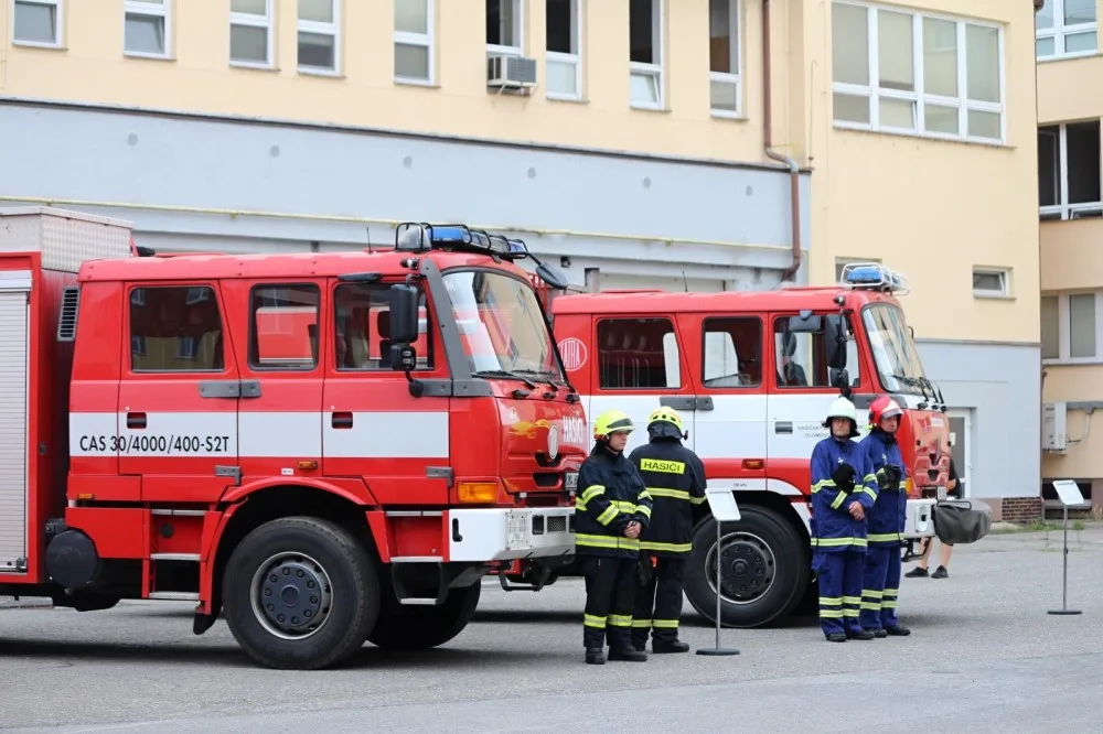 Dobrovolní hasiči z Jívové a Dlouhomilova převzali cisternové stříkačky, které profesionální jednotky vyřadily ze svého vozového parku