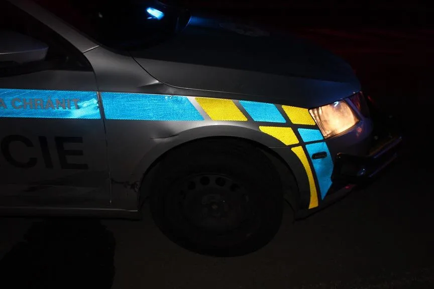 Motocyklista ujížděl policistům, honičku ukončil až náraz do jejich auta