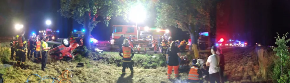 U Odrlic auto narazilo do stromu a převrátilo se na střechu. Hasiči museli pět lidí vyprostit