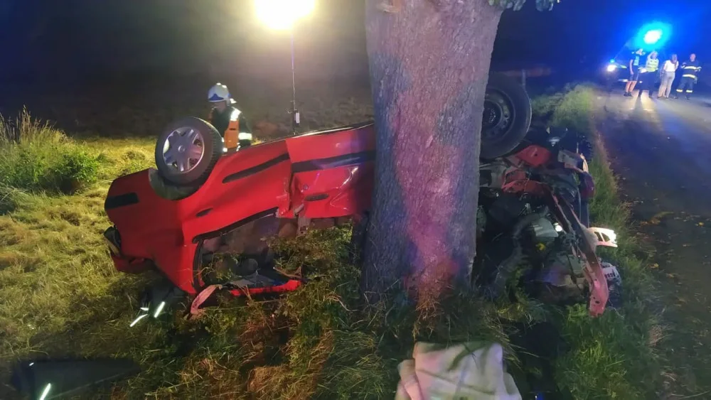 U Odrlic auto narazilo do stromu a převrátilo se na střechu. Hasiči museli pět lidí vyprostit