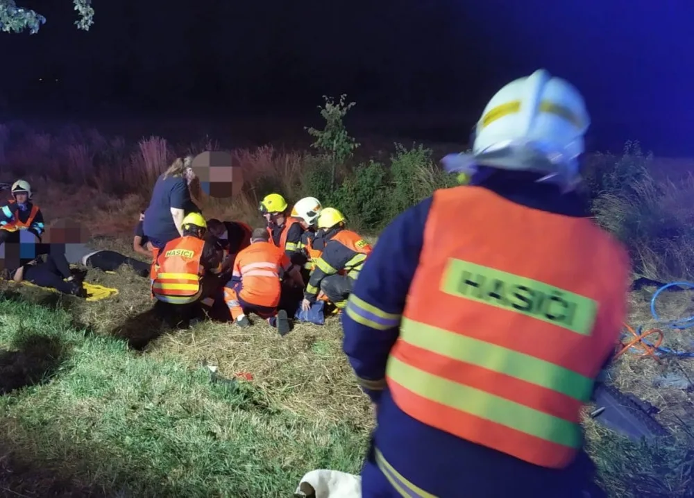 U Odrlic auto narazilo do stromu a převrátilo se na střechu. Hasiči museli pět lidí vyprostit