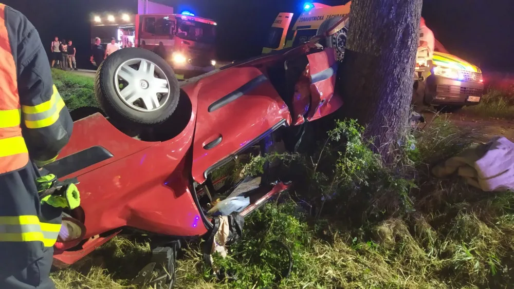U Odrlic auto narazilo do stromu a převrátilo se na střechu. Hasiči museli pět lidí vyprostit