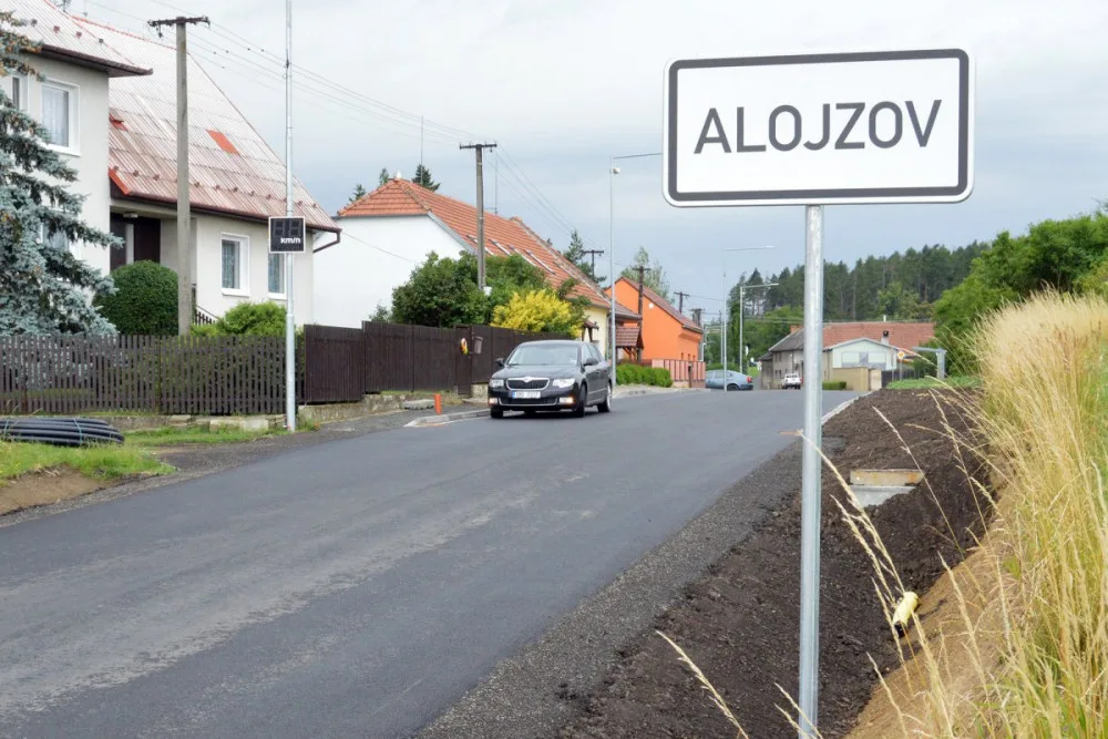 Určice a Alojzov mají opravené průtahy. Součástí investice byly i nové chodníky