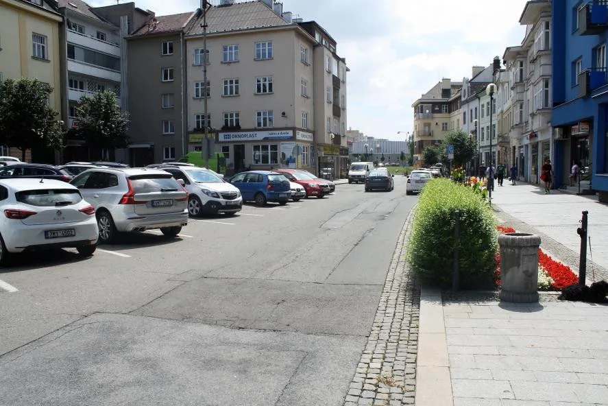 Komunikace na Žerotínově náměstí je z jedné části už opravená, z druhé „polátaná“. Na podzim by mohl i tento úsek dostat nový povrch.