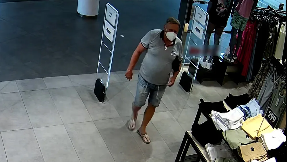 Policie hledá muže masturbujícího mezi regály. Celou dobu ho zabírala bezpečnostní kamera.